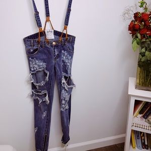 Ripped jeans with suspenders